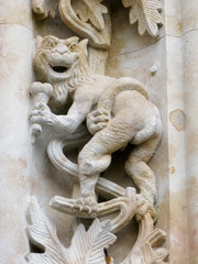 Fototapeta na wymiar escultura dragon come helado catedral salamanca