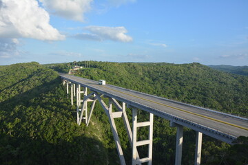 Fototapeta na wymiar one of the biggest bridges i have ever seen, from this distance it seems majestic. Cuba