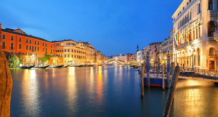 Fototapeta na wymiar Amazing night cityscape of Venice with famous Canal Grande and Rialto Bridge