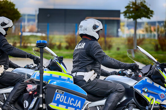 Policjant na motocyklu w czasie patrolu. Drogówka. Motocyklista. Na sygnale. 
