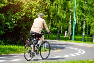 Obraz premium Cyclist ride on the bike path in the city Park 