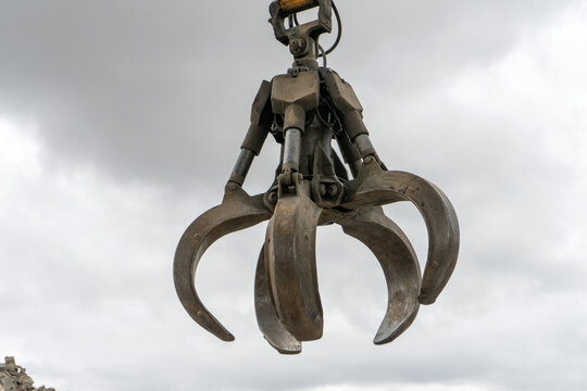 Crane arm with open grapple. industrial gripper