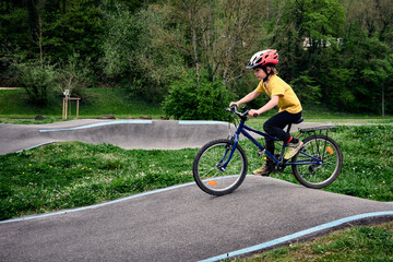 Excitation sur les bosses d'un jeune cycliste affrontant un parcours dynamique