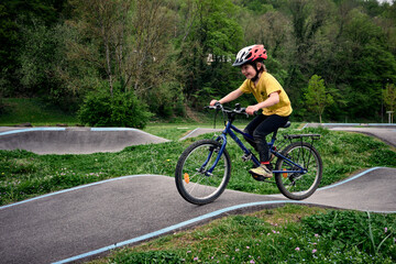 Excitation sur les bosses d'un jeune cycliste affrontant un parcours dynamique