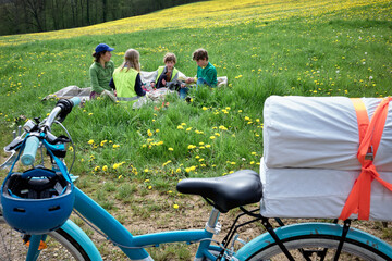 Pause champêtre : Pique-nique joyeux de quatre enfants lors d'un voyage à vélo