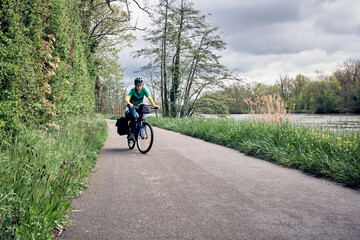 Aventure cycliste d'un jeune de 13 ans le long du canal