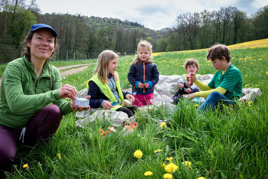 Pause champ&ecirc;tre : Pique-nique joyeux de quatre enfants lors d'un voyage &agrave; v&eacute;lo