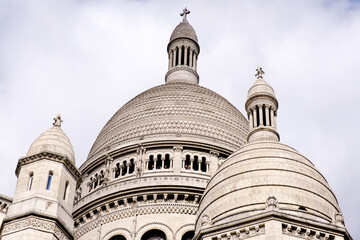 Obraz premium The domes of the Basilica Sacre Coeur in Montmartre in Paris, France