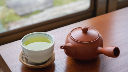 日本の緑茶イメージ｜縁側の湯呑と急須