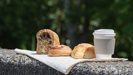 パンとコーヒー｜屋外で軽食　イメージ