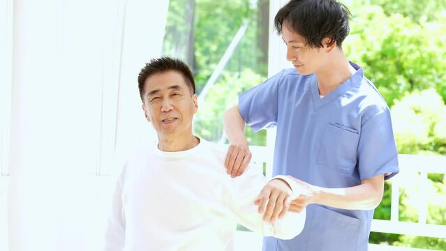 整体師から施術を受ける患者