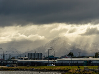 Fototapeta premium clouds over the city and mountain