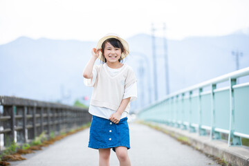 麦わら帽子をかぶった笑顔の女の子　Smile