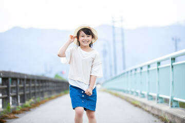 麦わら帽子をかぶった笑顔の女の子　Smile