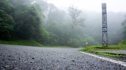 Estrada da Graciosa em dia de neblina, estrada histórica na mata atlântica, ligando Curitiba ao...