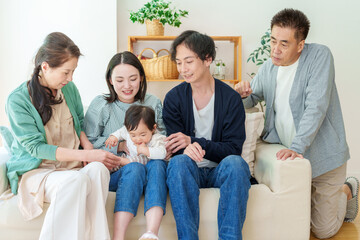 三世代家族　赤ちゃん　初孫