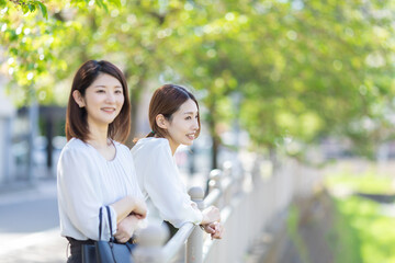 Naklejka premium オフィス街で笑顔の女性 Business 