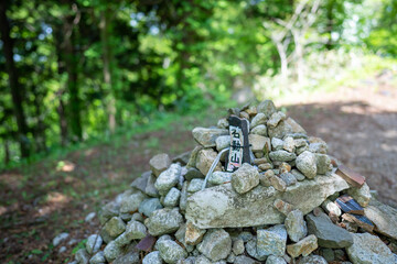 石川県鹿島郡中能登町の石動山を春の晴れた日に登山する風景 Scenery of climbing Mt. Ishidou in Nakanoto-cho, Kashima-gun, Ishikawa Prefecture on a sunny spring day.