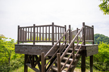 Obraz premium 石川県鹿島郡中能登町の石動山を春の晴れた日に登山する風景 Scenery of climbing Mt. Ishidou in Nakanoto-cho, Kashima-gun, Ishikawa Prefecture on a sunny spring day.