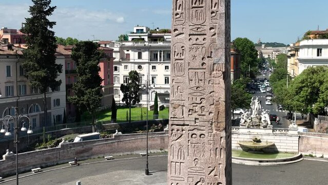 Primopiano dell'obelisco Flaminio di piazza del Popolo a Roma.
Vista aerea intorno all'antico Obelisco egizio.