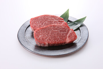 黒毛和牛のヒレステーキ　皿盛りの生肉　白背景