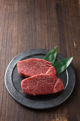 黒毛和牛のヒレステーキ　皿盛りの生肉