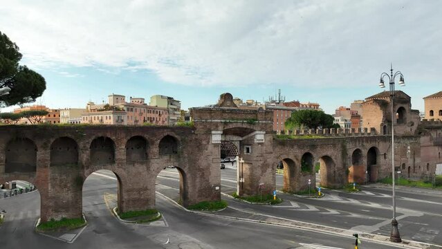 Porta San Giovanni in Laterano a Roma, 
Ripresa aerea dell'antico acquedotto romano e la porta