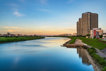 夕方の多摩川下流域の風景【神奈川県・川崎市－東京都・大田区】　
Scenery of the lower Tama River basin in the evening - Kanagawa, Tokyo, Japan