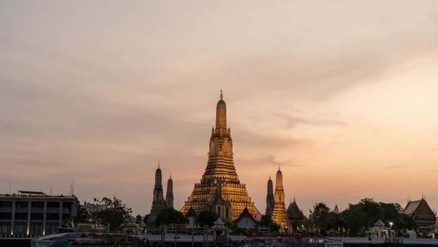 Time lapse of Wat Arun Ratchawararam (the Temple of Dawn) at sunset twilight, one of the famous places in Bangkok, Thailand. Timelapse Wat Arun with sky sunset to twilight. Footage b-roll timelapse