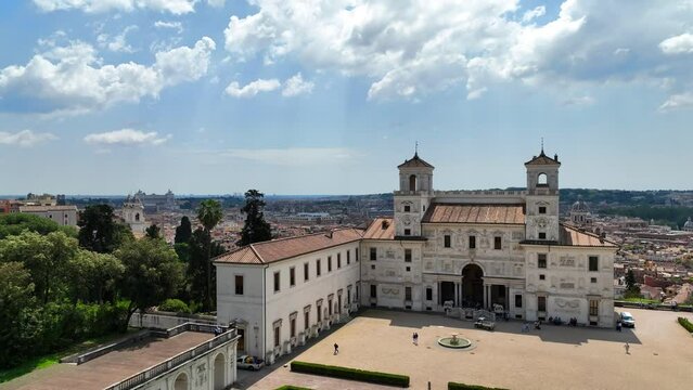 l'Accademia di Francia a Villa Medici nel centro di Roma
Spettacolare ripresa aerea con drone della villa che domina sul centro della citt&agrave; di Roma.