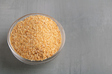 photo of garlic in a glass deep dish