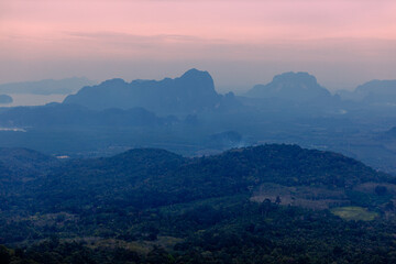 Obraz premium The background of the sea by the evening sea, with natural beauty (sea water, rocks, sky) and fishermen are fishing by the river bank, is a pleasure during travel.