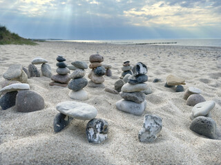 Steine gestapelt im Sand am Strand