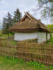 Fototapeta na wymiar old wooden peasant house under the straw