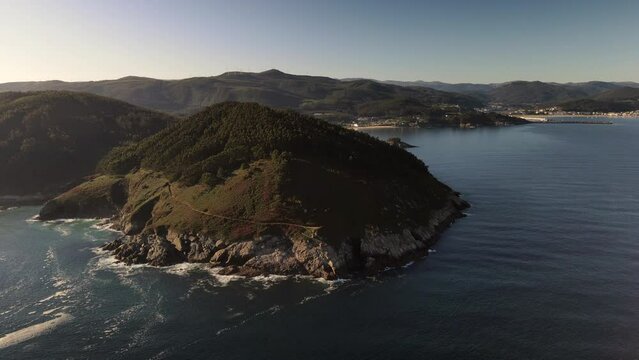 Belleza natural de “Monte Faro” entrada Ría de Viveiro por mar cantábrico en Galicia- España - Hermoso paisaje costero a vista de dron. La belleza natural de “Monte Faro” y sus alrededores.
