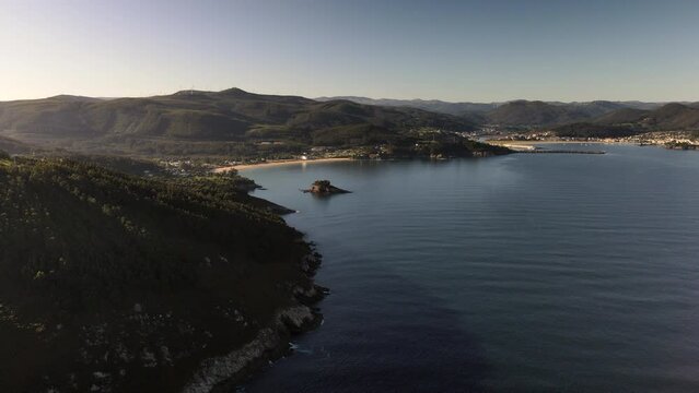 Belleza natural de “Monte Faro” entrada Ría de Viveiro por mar cantábrico en Galicia- España - Hermoso paisaje costero a vista de dron. La belleza natural de “Monte Faro” e Isla de Playa de Area.