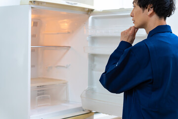 冷蔵庫をチェックする男性