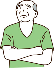 屋内で腕組みをする高齢者男性
