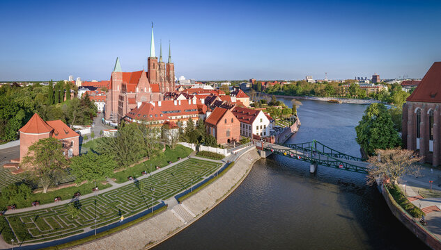 Widok na Ostr&oacute;w Tumski we Wrocławiu z drona, wiosna 2023.
