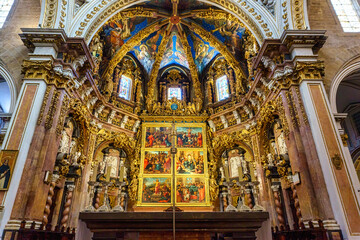 Fototapeta na wymiar Medieval architecture interior in the Valencia Cathedral, Spain