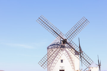 Don Quixote's windmill of Consuegra in Toledo. Representative picture in the area of "La Mancha"
Text on the picture: Knight of the Green Coat