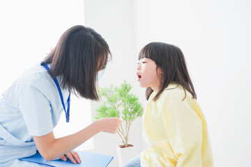 歯医者さんに治療をしてもらう小さな女の子