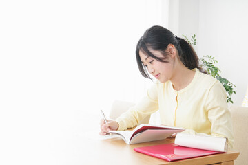 自宅で勉強をする若い女性