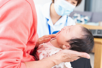Obraz na płótnie Canvas 病院で治療を受ける赤ちゃん