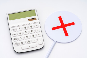 計算機とバツのプレート
