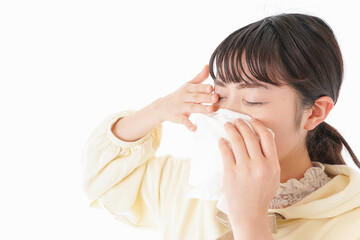 花粉症・アレルギーで苦しむ若い女性