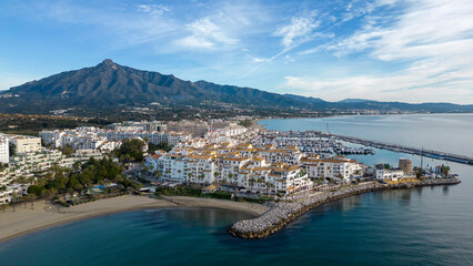 Naklejka na ściany i meble vista de puerto Banús en un bonito día azul de costa de Marbella, Andalucía 