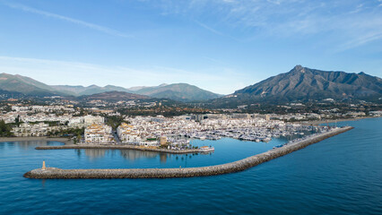 vista de puerto Banús en un bonito día azul de costa de Marbella, Andalucía