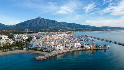 vista de puerto Banús en un bonito día azul de costa de Marbella, Andalucía - obrazy, fototapety, plakaty