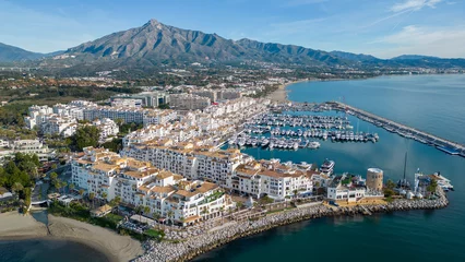 Papier Peint photo Lavable Europe méditerranéenne vista de puerto Banús en un bonito día azul de costa de Marbella, Andalucía